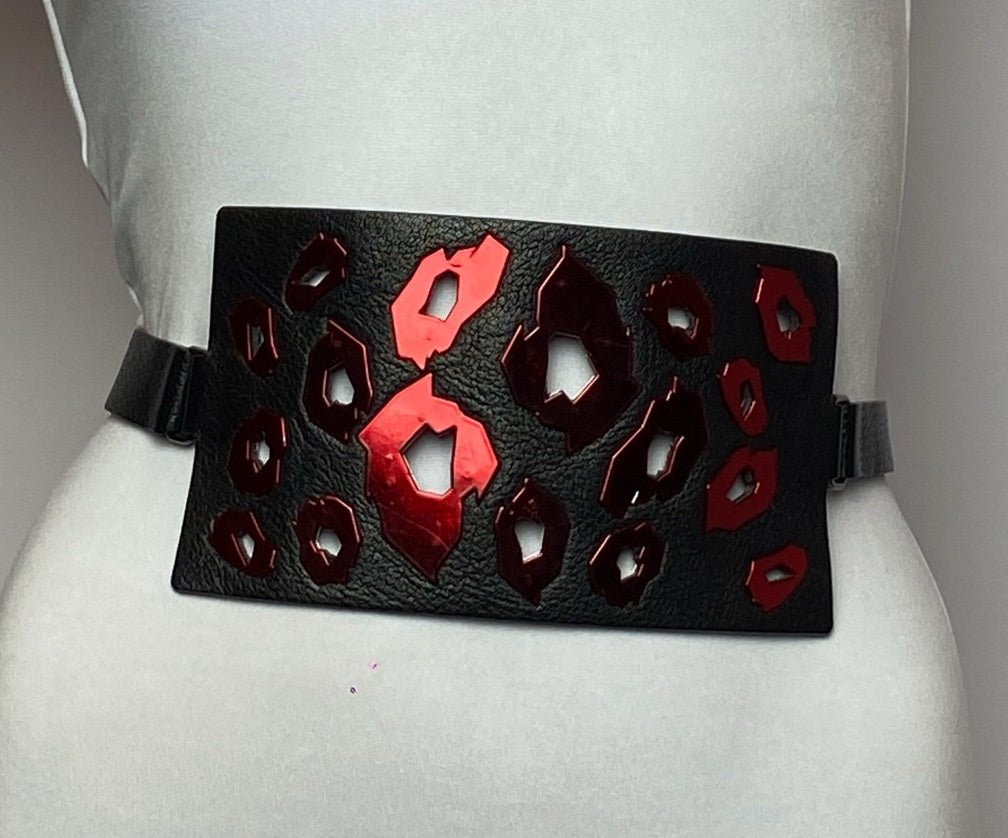 Cinto Preto com Detalhe Vermelho