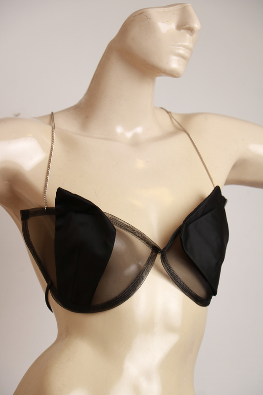 Top de tule e alça de strass