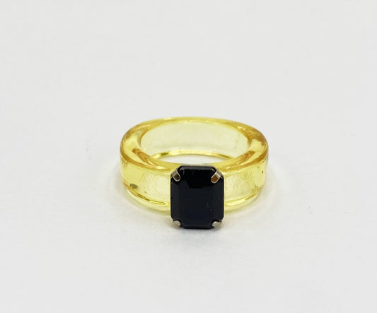 Anel Amarelo com Pedra Preta